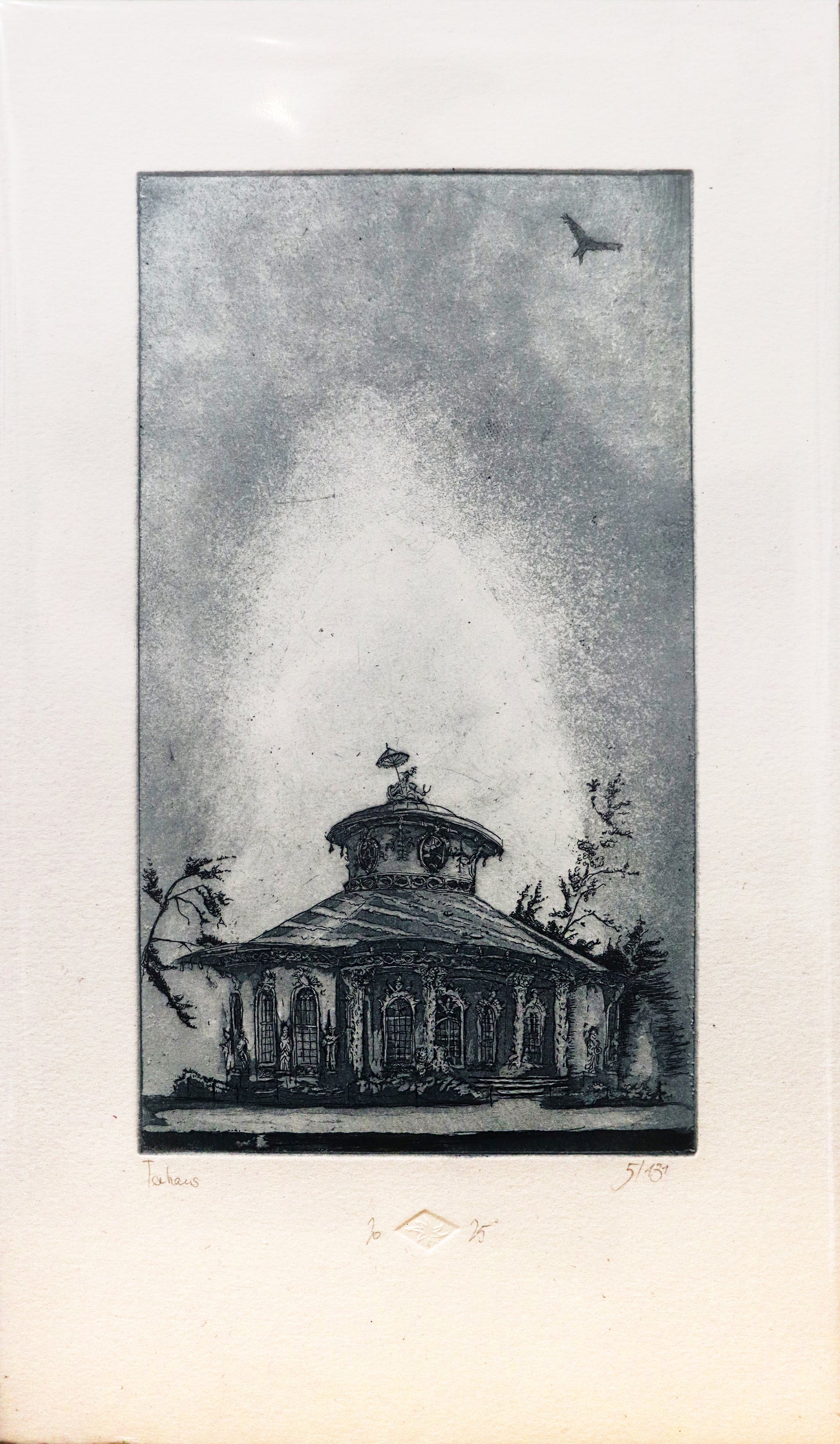 Original Radierung von Frank Lindenberg, Ansicht des Teehauses im Park Sanssouci in Potdsdam. Teehaus im unteren Drittel der Radierung, darüber ein fast leerer Himmel mit Vogel oben rechts in der Ecke.  Radierung auf Karton in schwarzblau, erhältlich bei Galerie Waldbach - What The Artist Made