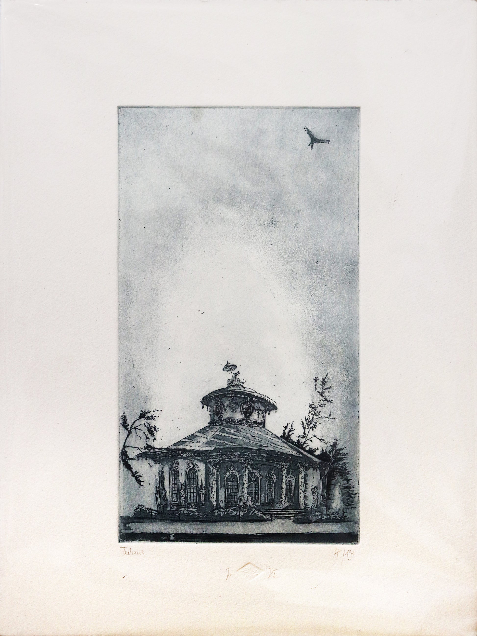 Original Radierung von Frank Lindenberg, Ansicht des Teehauses im Park Sanssouci in Potdsdam. Teehaus im unteren Drittel der Radierung, darüber ein fast leerer Himmel mit Vogel oben rechts in der Ecke.  Radierung auf Karton in schwarzblau, erhältlich bei Galerie Waldbach - What The Artist Made