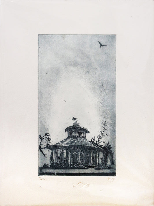 Original Radierung von Frank Lindenberg, Ansicht des Teehauses im Park Sanssouci in Potdsdam. Teehaus im unteren Drittel der Radierung, darüber ein fast leerer Himmel mit Vogel oben rechts in der Ecke.  Radierung auf Karton in schwarzblau, erhältlich bei Galerie Waldbach - What The Artist Made
