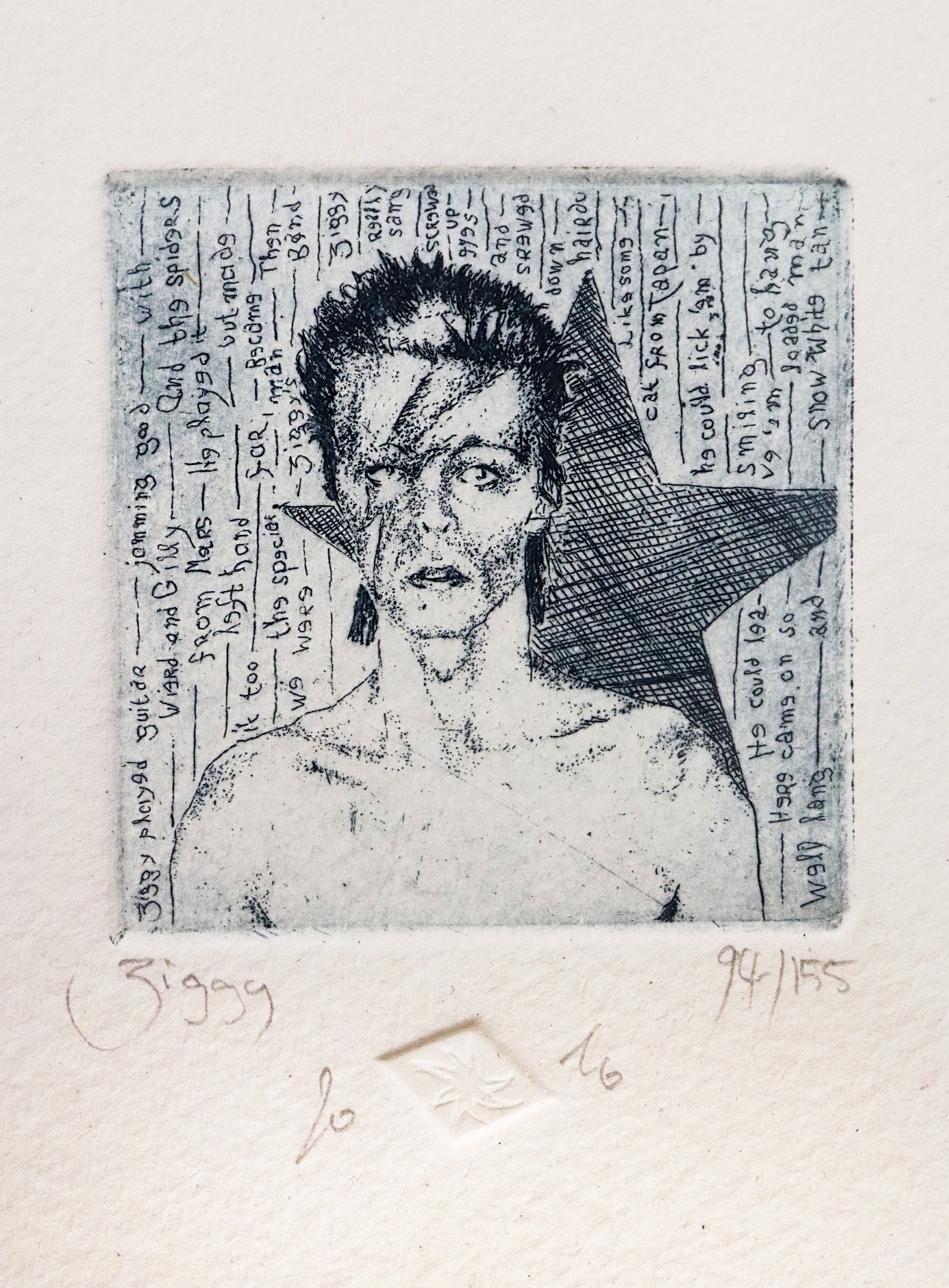 Original Radierung von Frank Lindenberg, Porträt von David Bowie als Ziggy Stardust, Detailansicht mit Titel, Signatur, Auflagennummer.  Radierung auf Karton in schwarzblau, erhältlich bei Galerie Waldbach - What The Artist Made