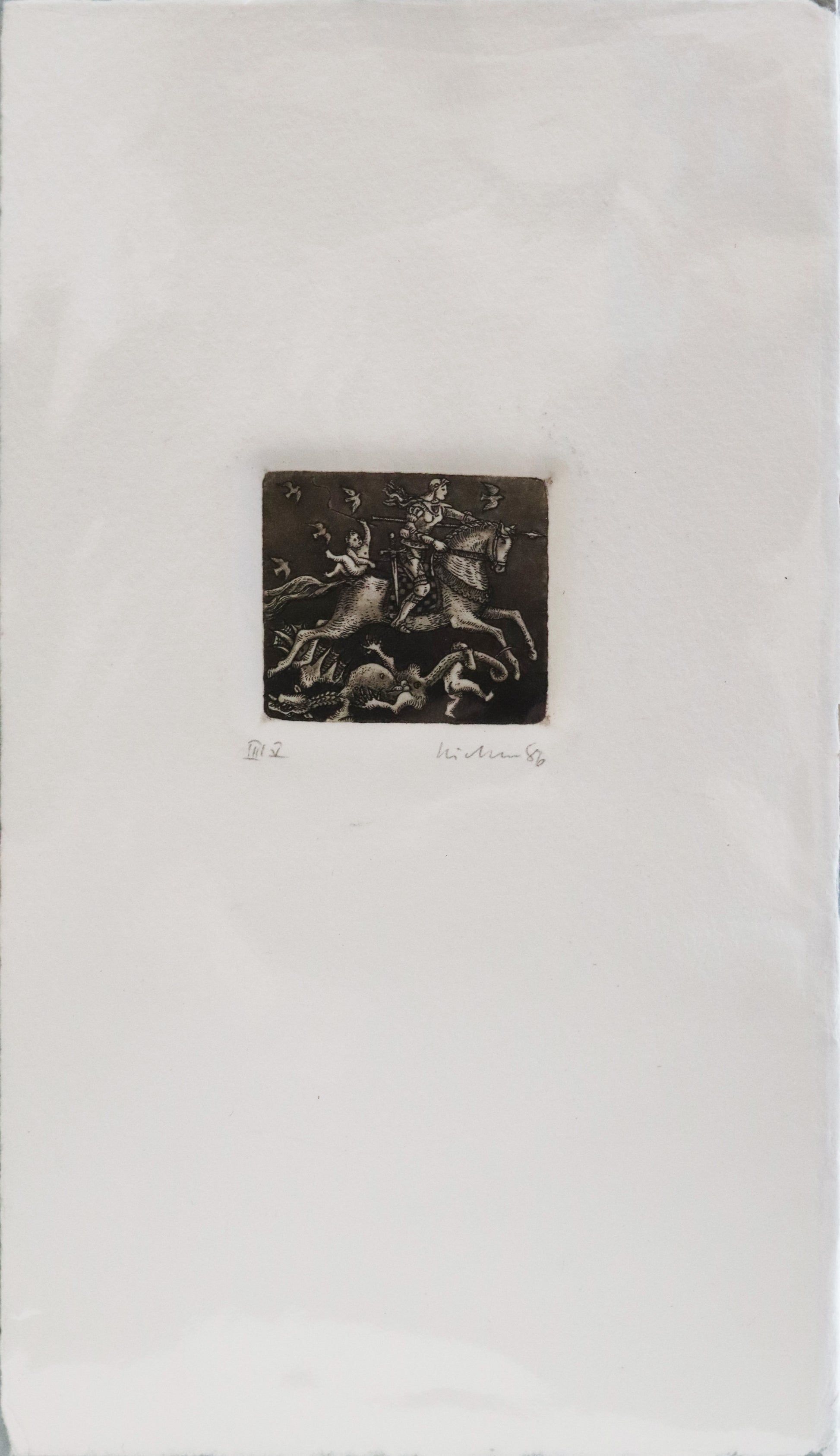 Radierung, signiert von Gernot Richter – Radierung auf Büttenpapier mit Büttenrand, Darstellung eines Ritters auf Pferd mit Lanze, über eine besiegte Kreatur reitend (vermutlich Drache). Umgeben von zwei Kindern und Vögeln. Unterhalb der Radierung Signatur, Titel und "Orig. Rad.". Erhältlich bei Galerie Waldbach - What The Artist Made