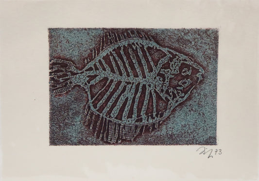 Radierung von Gottfried Höfer, Titel "Scholle" auf Büttenpapier mit Büttenrand. Darstellung eines Schollen-fischs in Draufsicht, in weinrot und blaugrau. Unterhalb der Radierung Signatur und Jahreszahl 73. Erhältlich bei Galerie Waldbach - What The Artist Made