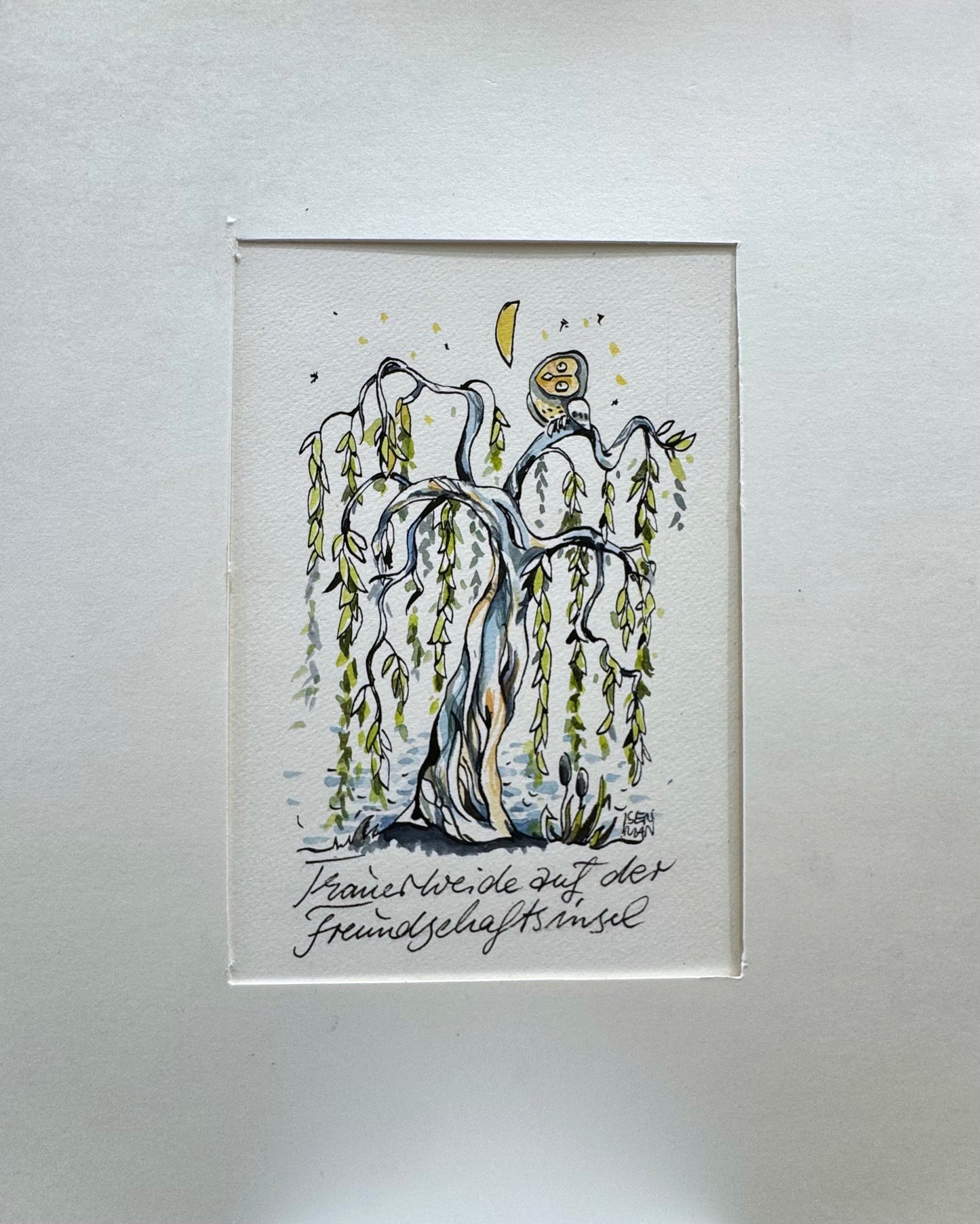 Original Aquarell Malerei - Gemälde Illustration von Heike Isenman, Titel „Trauerweide auf der Freundschaftsinsel“. Eule den Sichelmond im Nachthimmel anschauend, sitzend auf einer Weide. Im Hintergrund Wasser angedeutet. Potsdam Parklandschaft, Architektur. Titel des Bildes unten am Bildrand mit Kalligrafie integriert - Aquarell auf Papier mit Passepartout, erhältlich bei What The Artist made