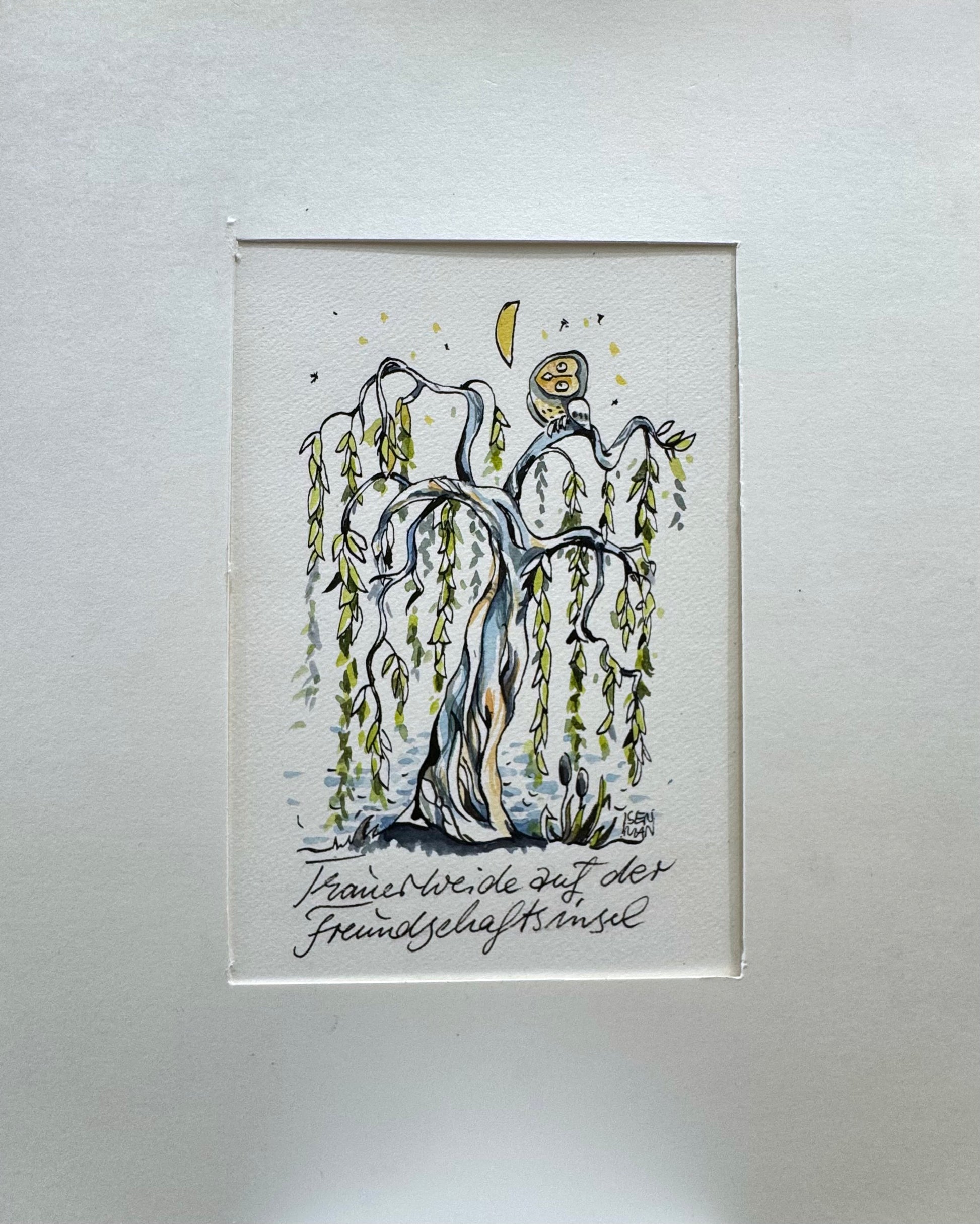Original Aquarell Malerei - Gemälde Illustration von Heike Isenman, Titel „Trauerweide auf der Freundschaftsinsel“. Eule den Sichelmond im Nachthimmel anschauend, sitzend auf einer Weide. Im Hintergrund Wasser angedeutet. Potsdam Parklandschaft, Architektur. Titel des Bildes unten am Bildrand mit Kalligrafie integriert - Aquarell auf Papier mit Passepartout, erhältlich bei What The Artist made