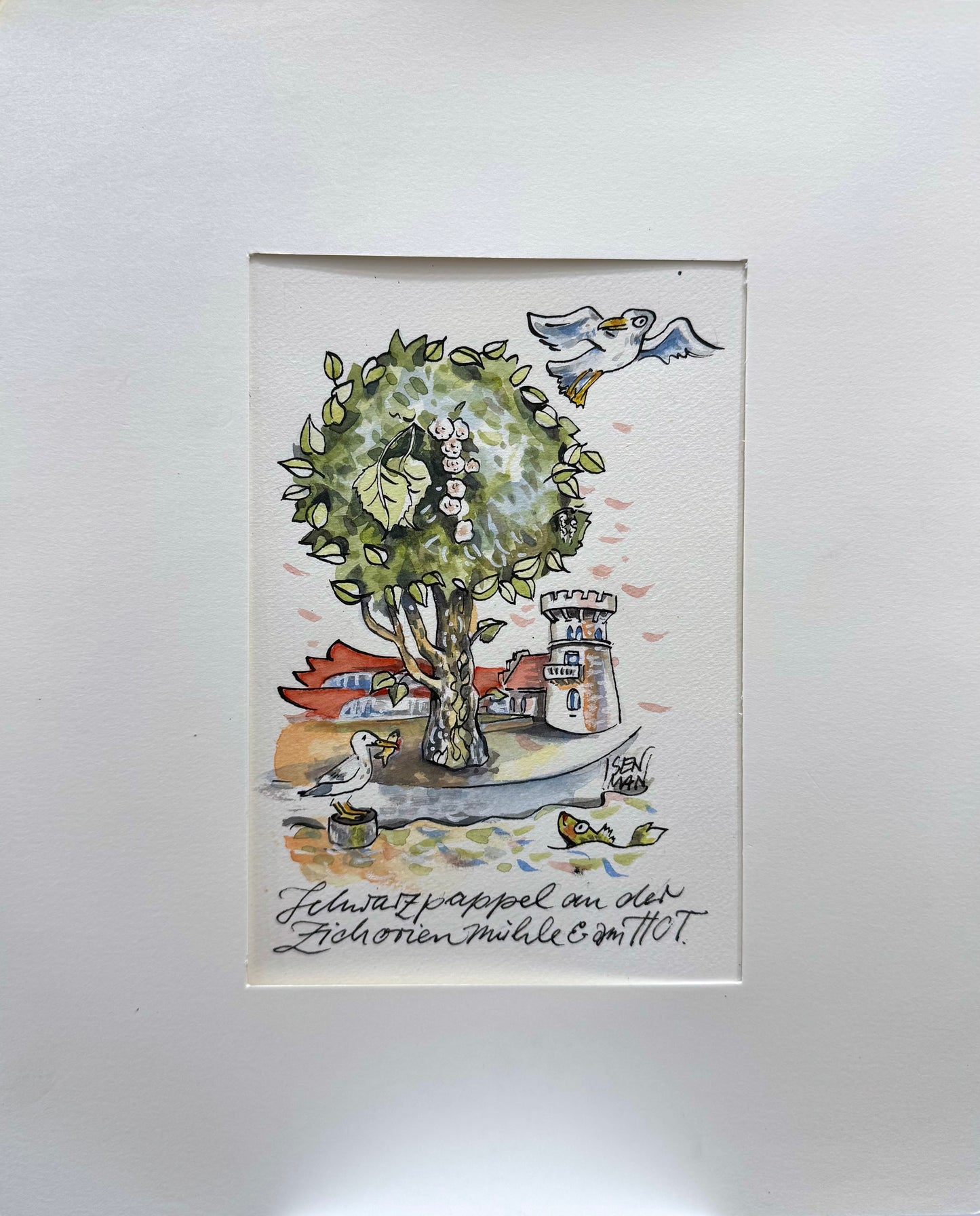 Original Aquarell Malerei - Gemälde Illustration von Heike Isenmann, Titel „Schwarzpappel an der Zichorienmuehle am HOT“. Möwe mit Fisch an der Havel stehend, Fisch im Wasser. Dahinter eine Schwarzpappel. Im Hintergrund das Hans-Otto-Theater abgebildet. Potsdam Architektur. Titel des Bildes unten am Bildrand mit Kalligrafie integriert - Aquarell auf Papier mit Passepartout, erhältlich bei What The Artist made