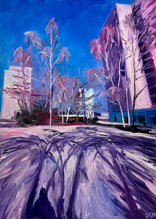 Original Öl-Malerei, Gemälde von Jasper Precht, Titel „Am Kanal“, Darstellung einer Stadtszene am Tag in violettem, hellen Licht vor blauem Himmel. Blick auf Bäume, dahinter Hochhäuser. Im Vordergrund Schatten von weiteren Bäumen und Andeutung des Schattens einer Person. Öl auf Leinwand, erhältlich bei Galerie Waldbach - What The Artist Made