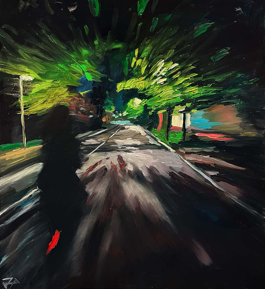 Original Öl-Malerei, Gemälde von Jasper Precht, Titel „Geschwister-Scholl-Str. 2“, Darstellung einer nächtlichen Straße in Potsdam, Perspektive eines Fahrradfahrenden mit Schatten einer zweiten Person im Blickwinkel, dynamischer Farbauftrag lässt Bewegung anmuten, Straßenlaternen erhellen die Straße. Öl auf Leinwand, erhältlich bei Galerie Waldbach - What The Artist Made