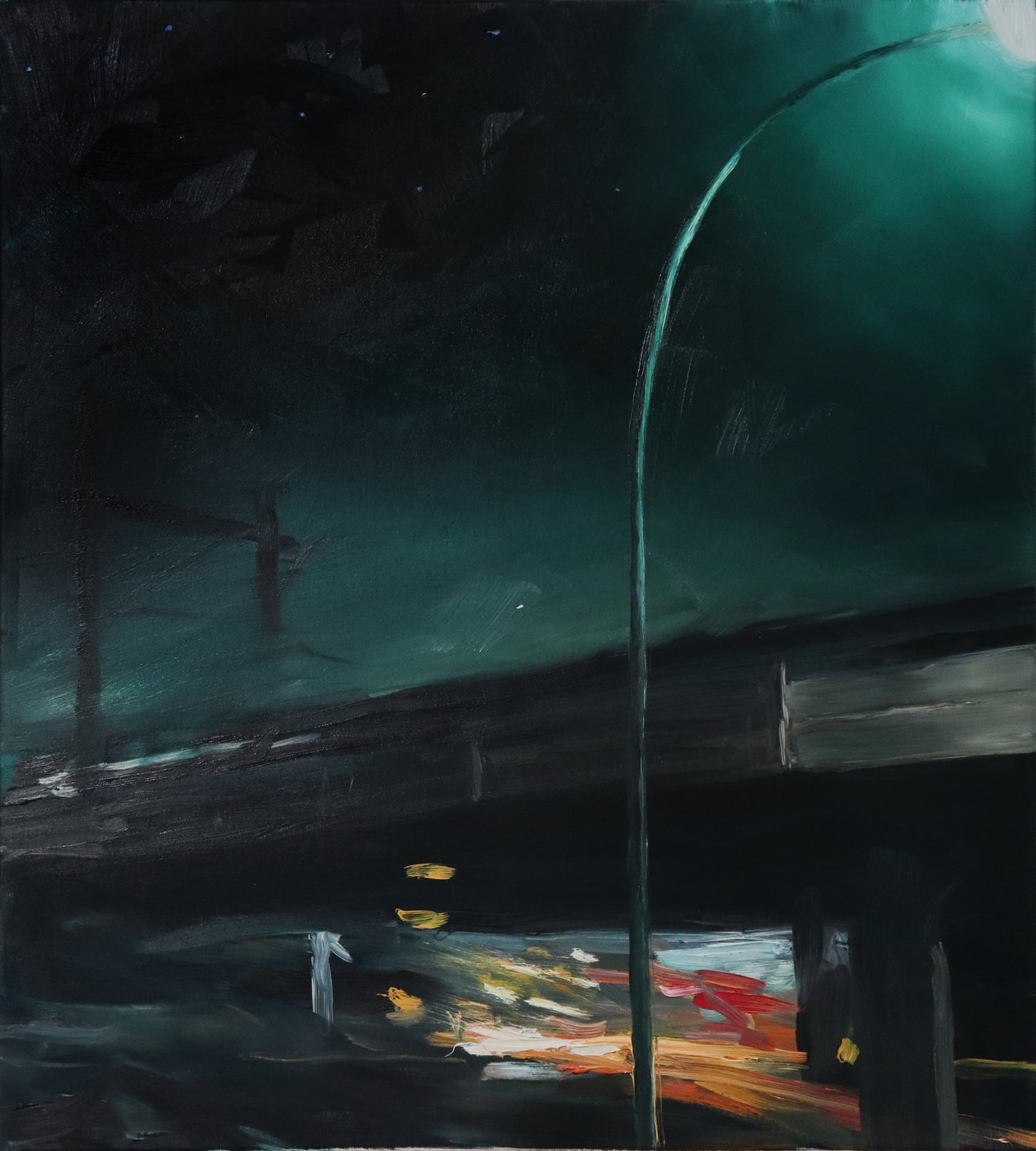 Original Öl-Malerei, Gemälde von Jasper Precht, Titel „Holzmarktstraße“, Darstellung der Holzmarktstraße in Potsdam als  nächtliche Szenerie. Aufblick zur Humboldtbrücke, Lichter in der Ferne, Straßenlaterne im Vordergrund, grünes Licht, dunkel, Öl auf Leinwand, erhältlich bei Galerie Waldbach - What The Artist Made