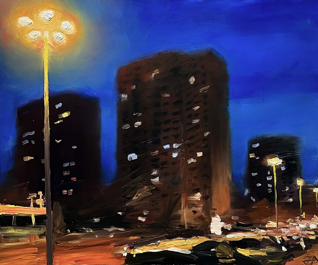 Original Öl-Malerei, Gemälde von Jasper Precht, Titel „Licht und Platten 3“, Darstellung einer nächtlichen Stadtszenerie, wie sie auch in Potsdam existiert. Grober, teils abstrakter Pinselstrich stellt eine Straße dar und Hochhäuser, im Vordergrund eine Straßenlaterne, die mit weiteren zu einem Fluchtpunkt außerhalb des Bildrands verläuft. Lichtpunkte durch Straßenlaternen, Wohnungslichter und Autolichter. Öl auf Leinwand, erhältlich bei Galerie Waldbach - What The Artist Made