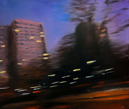 Original Öl-Malerei, Gemälde von Jasper Precht, Titel „Rennen gegen die Zeit“, Darstellung einer nächtlichen Stadtszenerie, wie sie auch in Potsdam existiert. Durch eine verwischte Malweise mit sichtbaren quer verlaufenden Pinselstrichen ergibt sich das Gefühl von Geschwindigkeit, der Betrachter bewegt sich schnell von den Hochhäusern weg oder auf sie zu. Lichtpunkte durch Straßenlaternen, Wohnungslichter und Autolichter. Öl auf Leinwand, erhältlich bei Galerie Waldbach - What The Artist Made