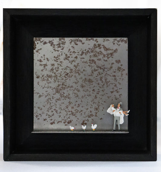 Original Objekt - Assemblage von Katrin Schramm, Titel „Dem Himmel so nah...“ – Metallwinkel mit Miniatur-Figuren:  Am rechten  Rand steht ein Bräutigam und trägt seine Braut in den Armen. Links neben ihnen stehen drei weiße Hühner. Dahinter das Metall des Winkels mit Struktur, als Hintergrund. In einem schwarzen Rahmen aus Holz. Objektcollage, erhältlich bei Galerie Waldbach - What The Artist Made