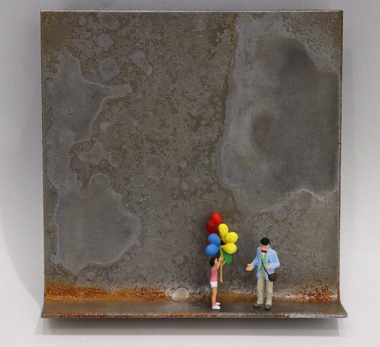 Original Objekt - Assemblage von Katrin Schramm, Titel „Lass sie fliegen...“ – Metallwinkel mit Miniatur-Figuren: Ein Mädchen mit Luftballons an einem Seil stehend, neben ihr ein älterer Herr mit Hut und Fliege. Dahinter das Metall des Winkels mit Struktur, als Hintergrund. - Objektcollage, erhältlich bei Galerie Waldbach - What The Artist Made