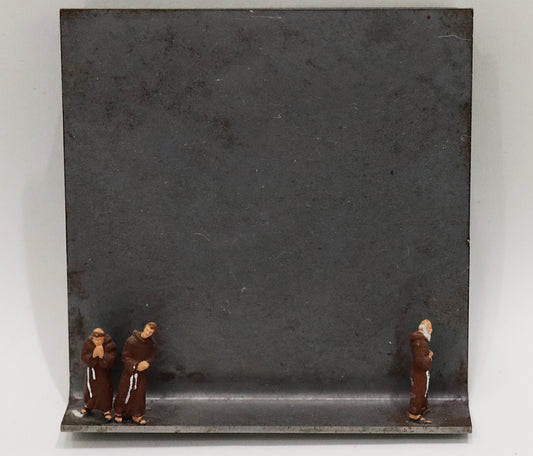 Original Objekt - Assemblage von Katrin Schramm, Titel „vita apostolica“ – Metallwinkel mit Miniatur-Figuren: links am Rand zwei Mönche in braunem Habit stehend, betend, rechts am Rand ein Mönch betend, abgewendet von den beiden anderen stehend. Dahinter das Metall des Winkels mit Struktur, als Hintergrund. - Objektcollage, erhältlich bei Galerie Waldbach - What The Artist Made