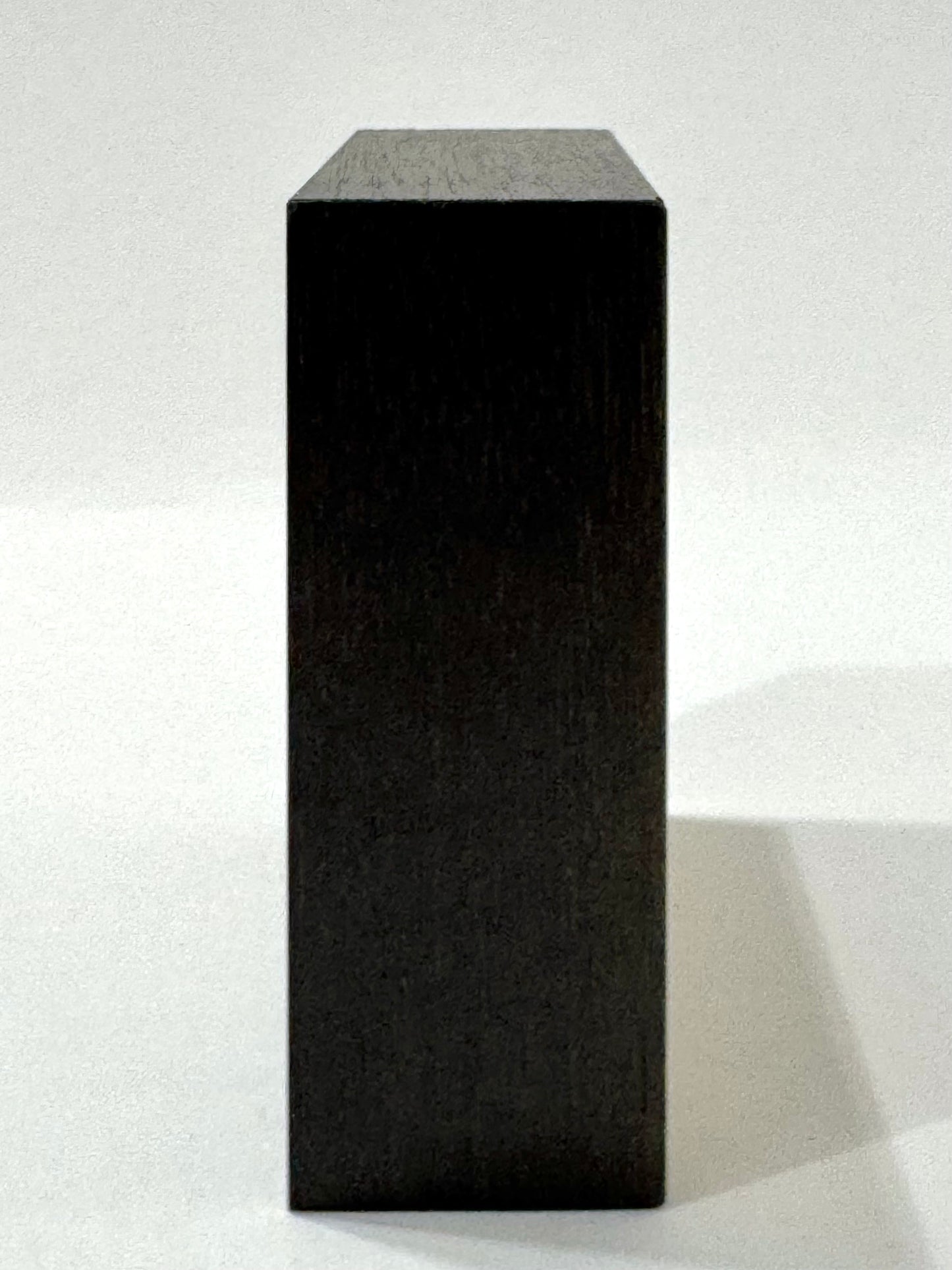 Original Objekt - Assemblage von Katrin Schramm, Metallwinkel mit Figuren im Holzrahmen, seitliche Sicht auf den Rahmen. Objektcollage, erhältlich bei What The Artist Made