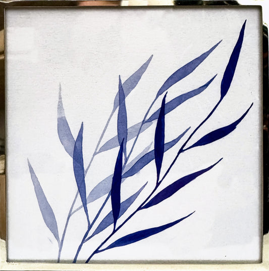 Original Aquarell-Malerei, Gemälde von Lisa Steinbrück, Titel „Windrausch“ – Darstellung von Gräsern, Pflanzen, sich im Wind leicht bewegend, 3 Stück, vom vordersten im tiefen Indigo zu den hinteren Gräsern, die abgetönt heller sind. Aquarell auf Papier, gerahmt, goldfarbener metallener Rahmen quadratisch. Erhältlich bei Galerie Waldbach - What The Artist Made