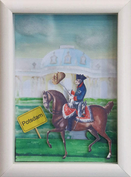 Collage  nach einer Malerei von Nadine Conrad, Titel „Kartoffelfritze“ – Friedrich II auf Pferd reitend, er hält eine große Gabel wie eine Lanze, darauf steckt eine große Kartoffel. Links von ihm ist das Ortsschild von Potsdam, im Hintergrund das Schloss Sanssouci, Papiercollage, gerahmt,  erhältlich bei Galerie Waldbach - What The Artist Made