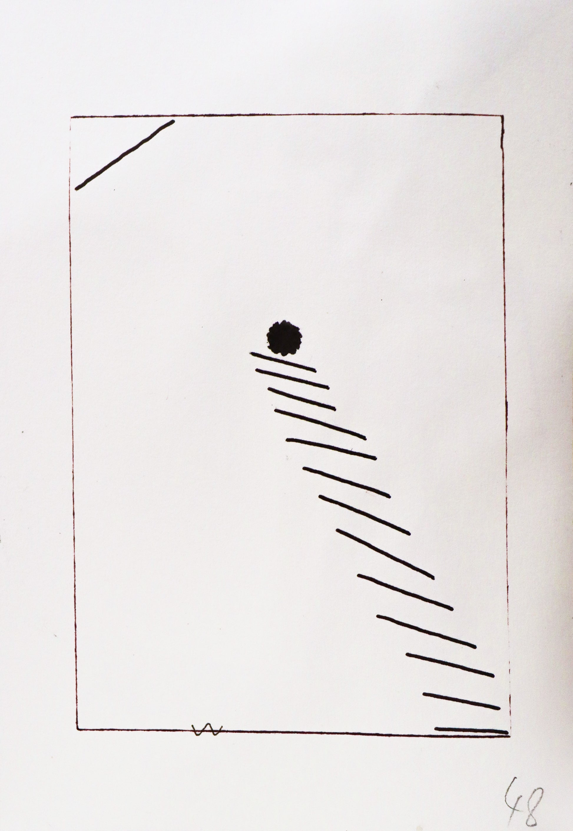 Original Grafik, Mixed Media von Peter Rogge, ohne Titel bzw. "48" – Rückseite des Papiers mit einer weiteren Grafik, ein schwarzer Punkt in der Mitte des Blattes, darunter schräg zum rechten unteren Bildrand verlaufende parallele Linien in einem Rahmen. Erhältlich bei Galerie Waldbach - What The Artist Made