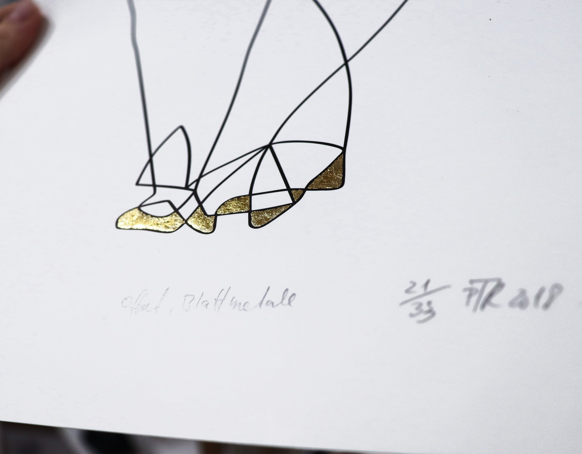 Original Grafik, Mixed Media von Peter Rogge, Titel „Engelwesen“ – Detailsicht auf die goldenen Flächen. Erhältlich bei Galerie Waldbach - What The Artist Made