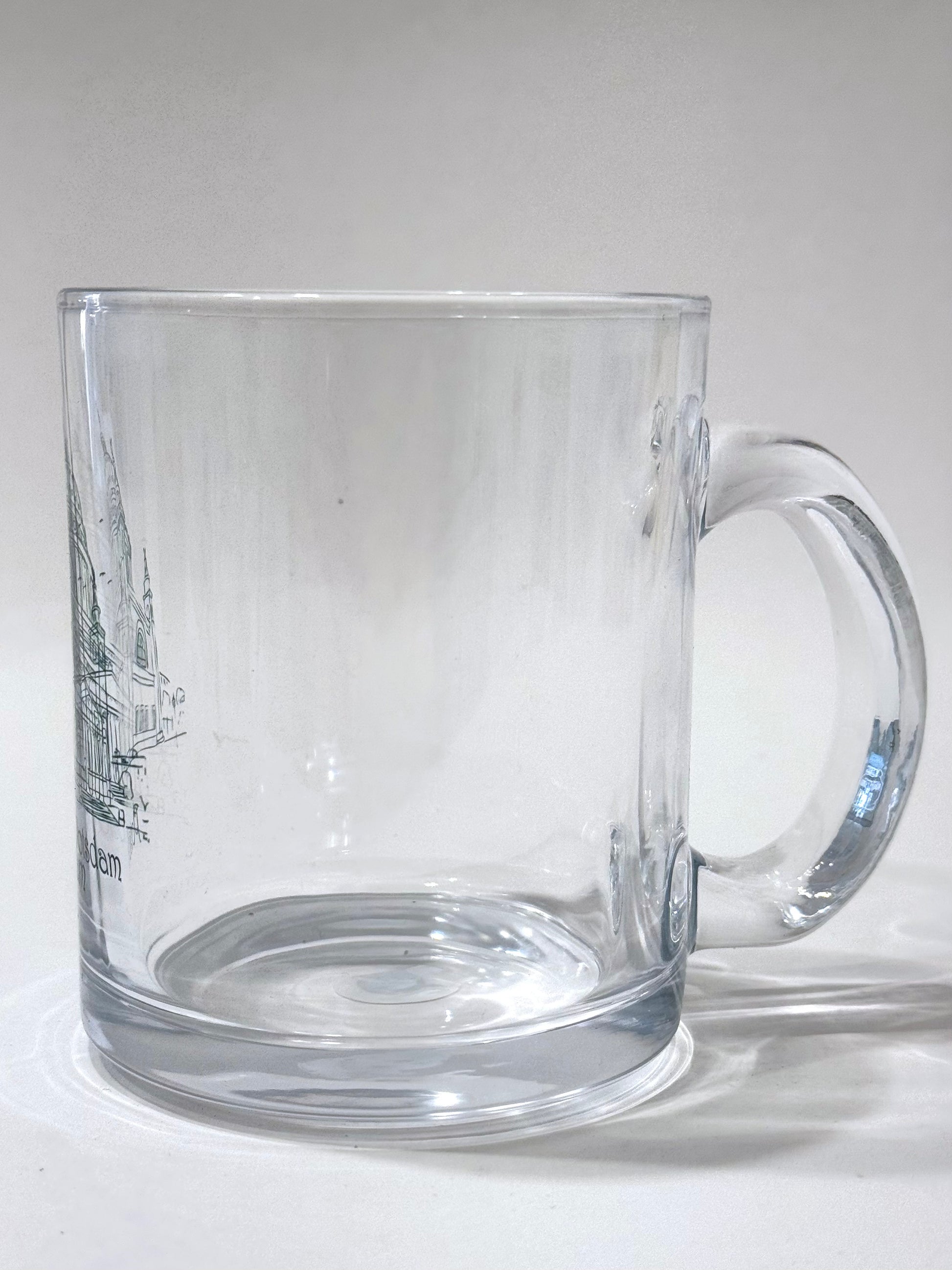 Fototasse aus Glas, bedruckt in brillanter Fotoqualität, illustrative Darstellung der Kirche St. Nikolai, darunter Beschriftung "Potsdam", historische Architektur - erhältlich bei What The Artist Made