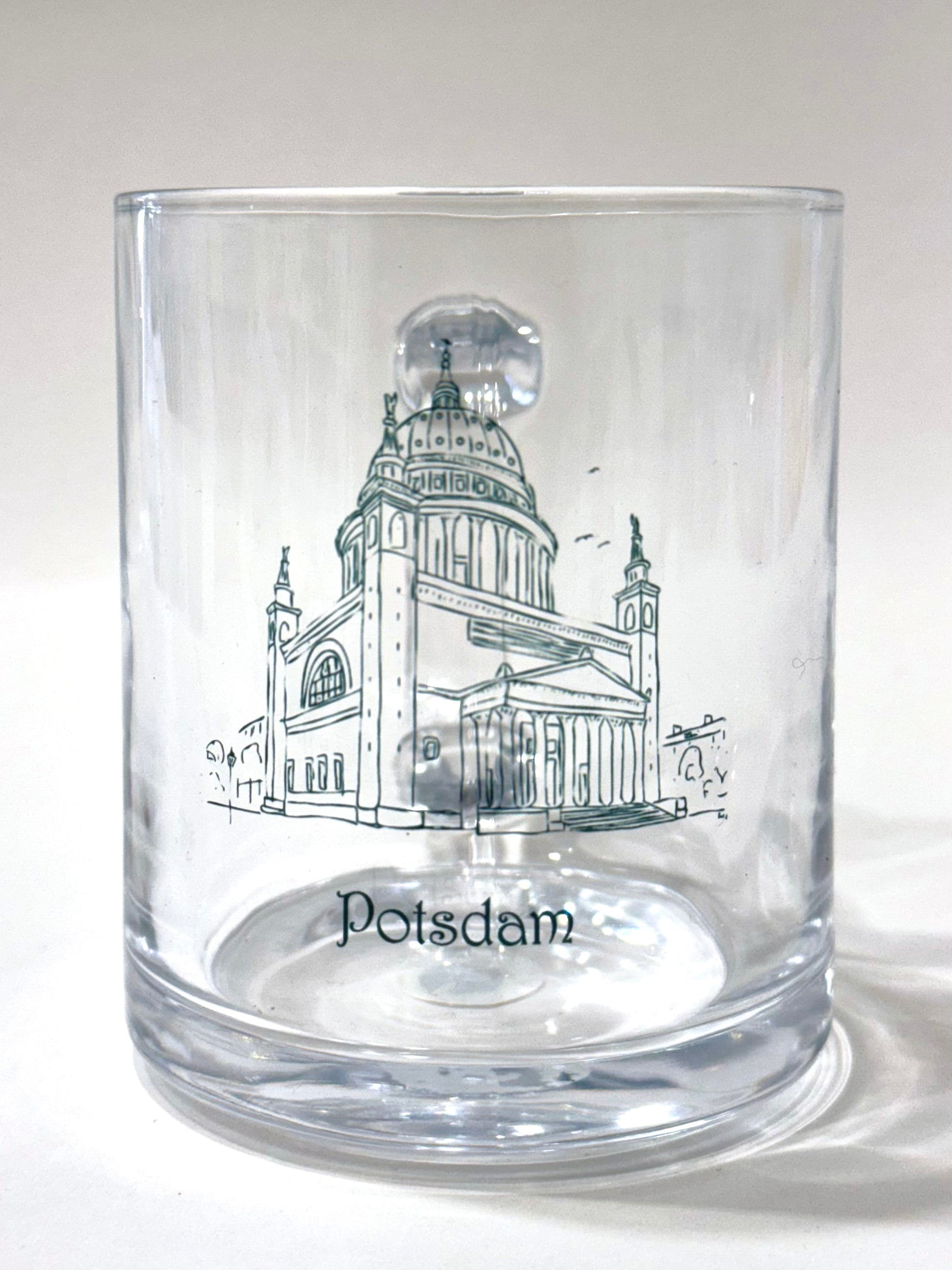 Fototasse aus Glas, bedruckt in brillanter Fotoqualität, illustrative Darstellung der Kirche St. Nikolai, darunter Beschriftung "Potsdam", historische Architektur - erhältlich bei What The Artist Made