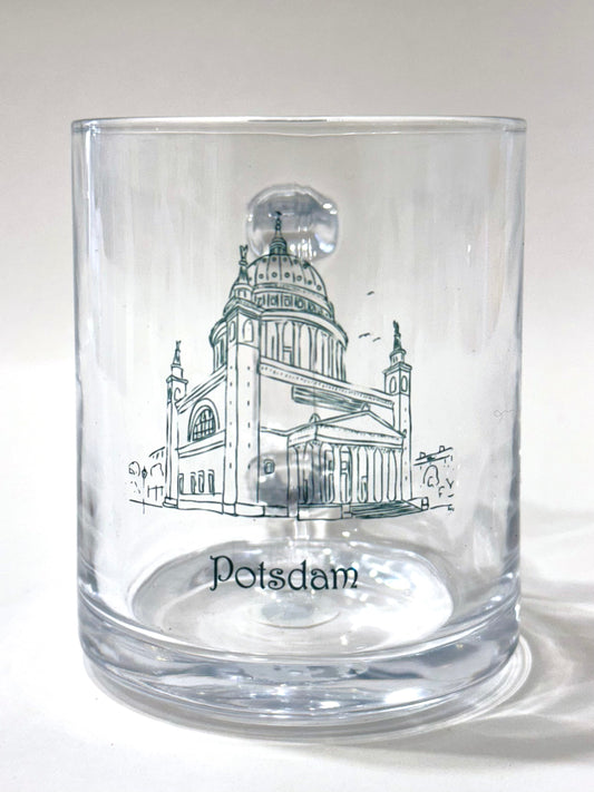 Fototasse aus Glas, bedruckt in brillanter Fotoqualität, illustrative Darstellung der Kirche St. Nikolai, darunter Beschriftung "Potsdam", historische Architektur - erhältlich bei What The Artist Made