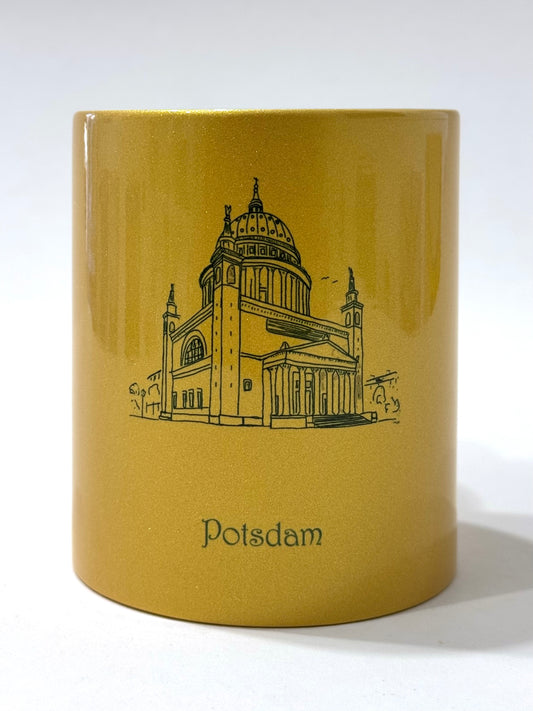 Fototasse gold-metallic, bedruckt in brillanter Fotoqualität, illustrative Darstellung der Kirche St. Nikolai, darunter Beschriftung "Potsdam", historische Architektur - erhältlich bei What The Artist Made