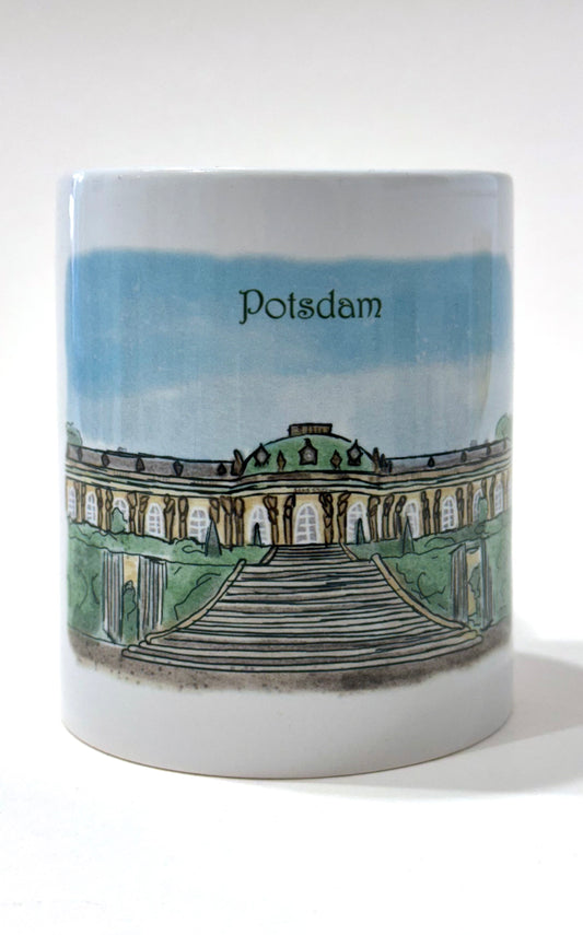 Fototasse weiß, bedruckt in brillanter Fotoqualität, illustrative Darstellung von Schloss Sanssouci, darüber Beschriftung "Potsdam" Parklandschaft und historische Architektur - erhältlich bei What The Artist Made
