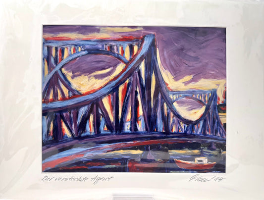 Druck, handsigniert von Ute Manoloudakis, Titel „Der versteckte Agent“ – impressionistischer Blick auf die Glienicker Brücke, Boot unter der Brücke, Abendstimmung. Potsdam, historische Architektur. Im Passepartout - erhältlich bei What The Artist Made 