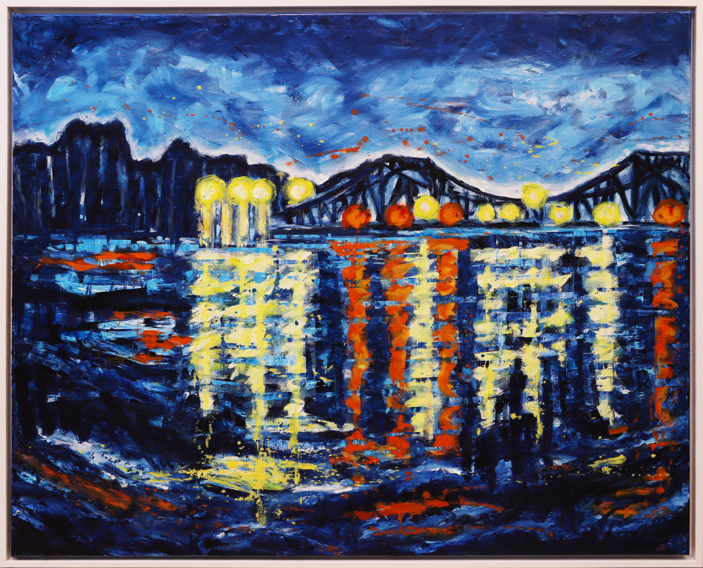 Original Öl-Malerei, Gemälde von Ute Manoloudakis, Titel „Nächtliches Lichtspiel“ – Blick auf die Glienicker Brücke bei Nacht, vom Ufer aus über das Wasser. Lichtspiel der Laternen und Autolichter der Brücke auf dem Wasser spiegelnd in Gelb und Orange. Werk in Indigo und weiteren Blautönen. Links neben der Brücke angedeutete Parklandschaft. Impressionistische Malweise. Potsdam Architektur, historisch, Öl auf Leinwand, signiert, erhältlich bei Galerie Waldbach - What The Artist Made