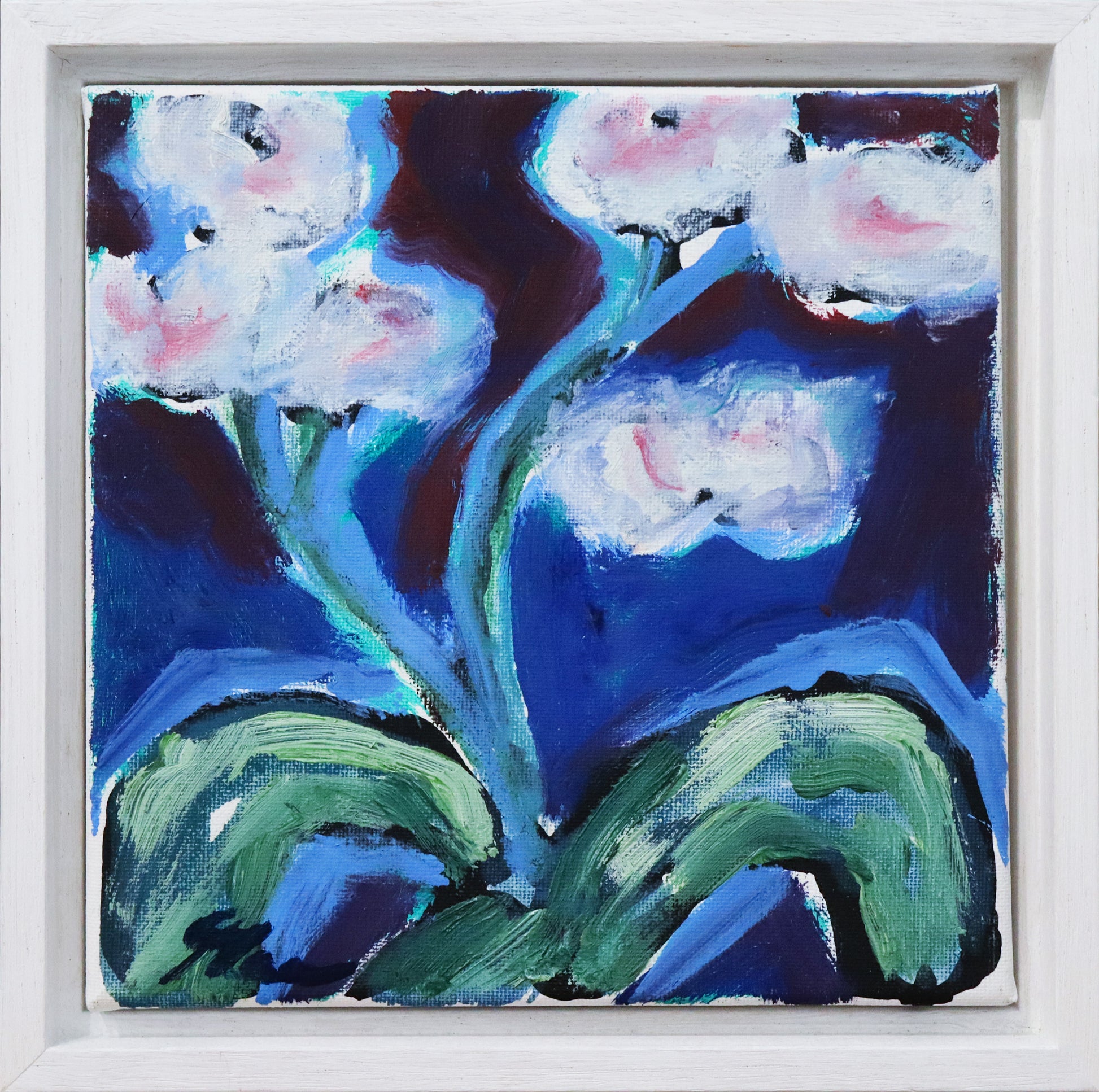 Original Öl-Malerei, Gemälde von Ute Manoloudakis, ohne Titel, Impressionistische Malweise. Darstellung einer blühenden Pflanze, die die quadratische Leinwand kompositorisch komplett nutzt. Weiße Blüten, dunkler ultramarinblauer Hintergrund. Öl auf Leinwand, signiert, gerahmt in weißem Schattenfugenrahmen aus Holz, erhältlich bei Galerie Waldbach - What The Artist Made