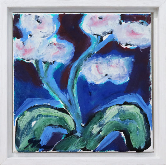 Original Öl-Malerei, Gemälde von Ute Manoloudakis, ohne Titel, Impressionistische Malweise. Darstellung einer blühenden Pflanze, die die quadratische Leinwand kompositorisch komplett nutzt. Weiße Blüten, dunkler ultramarinblauer Hintergrund. Öl auf Leinwand, signiert, gerahmt in weißem Schattenfugenrahmen aus Holz, erhältlich bei Galerie Waldbach - What The Artist Made