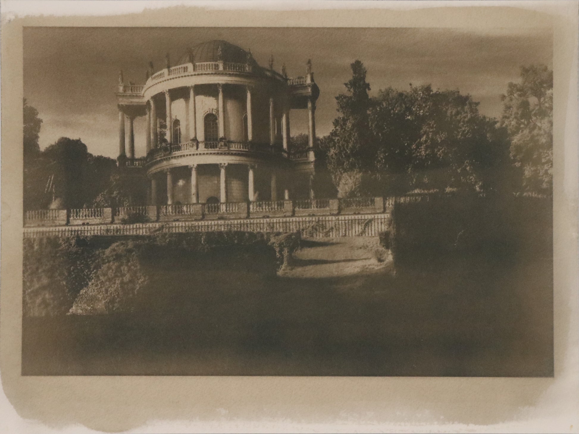 Original Fotografie, von Uwe Paul Schulze, Titel „Belvedere Klausberg“ – Ansicht vom Belvedere in Potsdam, in Schutzhülle, erhältlich bei What The Artist Made