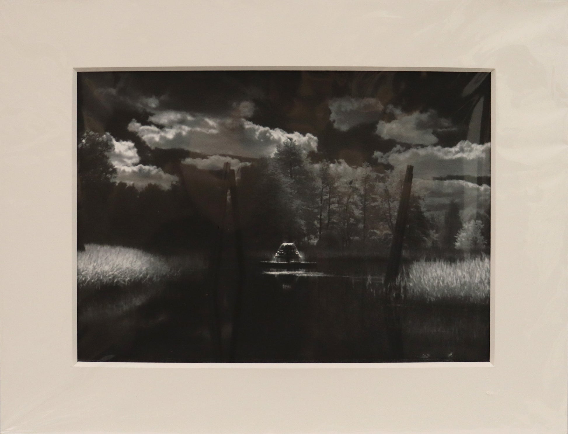 Original Fotografie, von Uwe Paul Schulze, Titel „Fontaene“ – Ansicht einer Fontäne mit Seelandschaft, Fotografie auf Papier, in Schutzhülle, erhältlich bei What The Artist Made