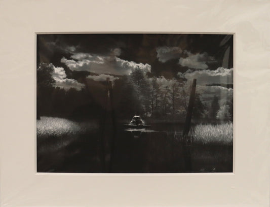 Original Fotografie, von Uwe Paul Schulze, Titel „Fontaene“ – Ansicht einer Fontäne mit Seelandschaft, Fotografie auf Papier, in Schutzhülle, erhältlich bei What The Artist Made