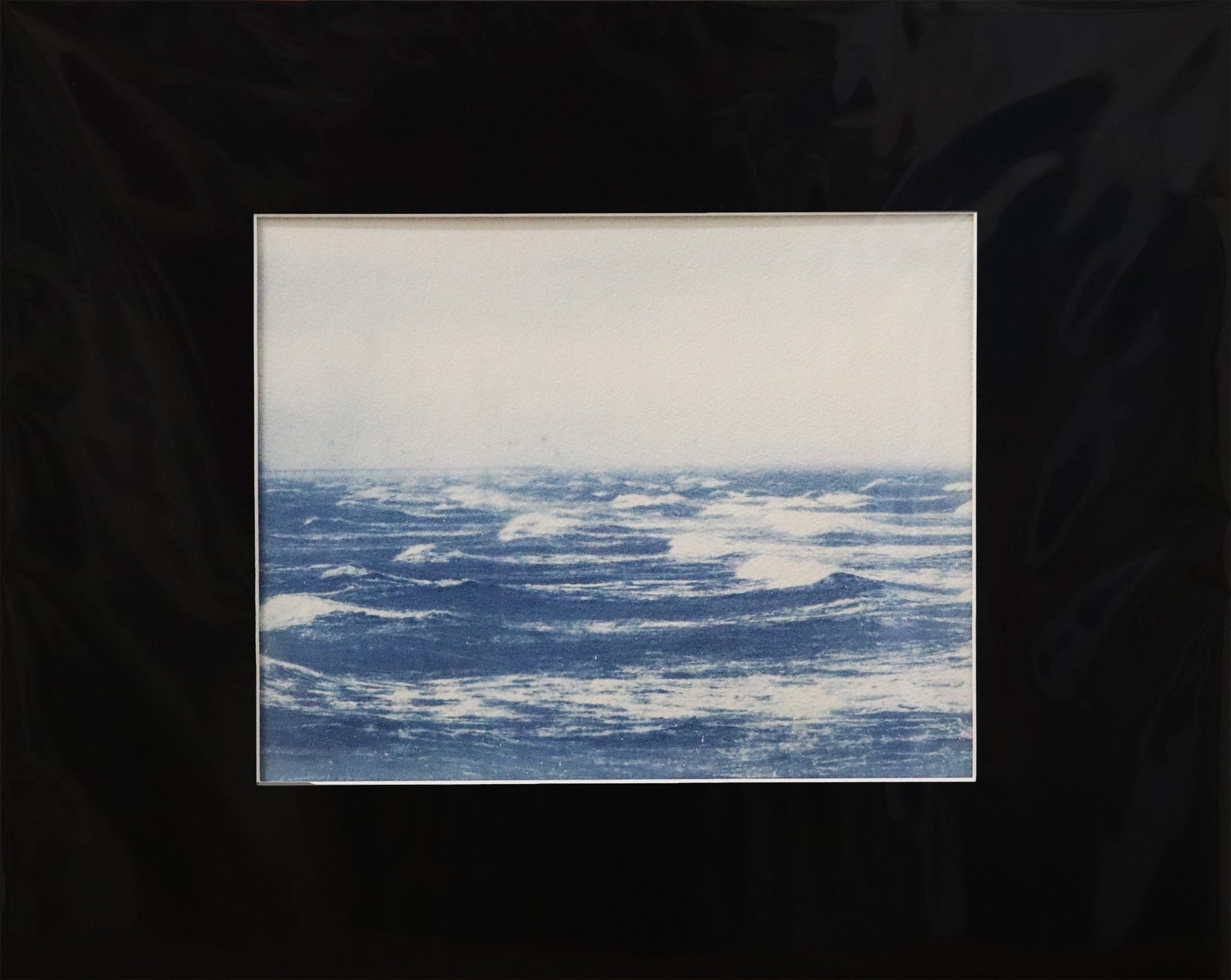 Original Cyanotypie Fotografie, von Uwe Paul Schulze, ohne Titel – Ansicht von leichten Wellen auf dem Meer, weißer Himmel. Cyanotypie auf Papier, in Schutzhülle, mit schwarzem Passepartout, erhältlich bei Galerie Waldbach - What The Artist Made
