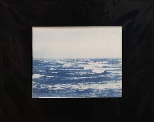 Original Cyanotypie Fotografie, von Uwe Paul Schulze, ohne Titel – Ansicht von leichten Wellen auf dem Meer, weißer Himmel. Cyanotypie auf Papier, in Schutzhülle, mit schwarzem Passepartout, erhältlich bei Galerie Waldbach - What The Artist Made