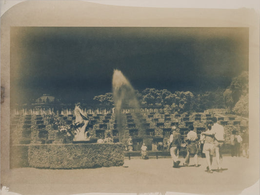 Original Cyanotypie Fotografie, von Uwe Paul Schulze, Titel „Sanssouci“ – Ansicht von Schloss Sanssouci mit Springbrunnen und Parklandschaft, Cyanotypie auf Papier, in Schutzhülle, erhältlich bei What The Artist Made