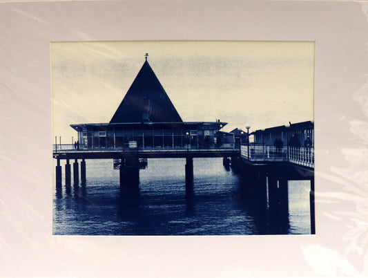 Original Cyanotypie Fotografie, von Uwe Paul Schulze, Titel „Warnemünde“ – Ansicht auf der Seebrücke und Meer, Cyanotypie auf Papier, in Schutzhülle, erhältlich bei What The Artist Made