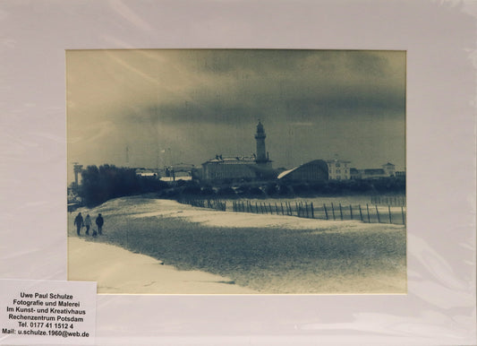 Original Cyanotypie Fotografie, von Uwe Paul Schulze, Titel „Warnemünde“ – Ansicht von Warnemünde mit Leuchtturm und Strand, Cyanotypie auf Papier, in Schutzhülle, erhältlich bei What The Artist Made