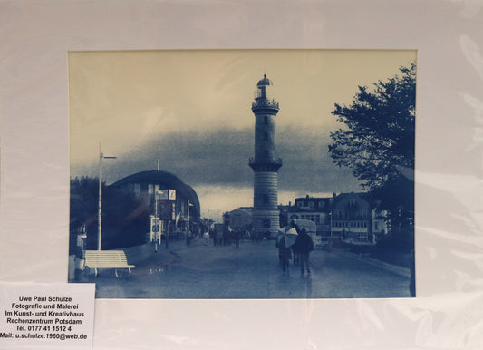 Original Cyanotypie Fotografie, von Uwe Paul Schulze, Titel „Warnemünde“ – Ansicht von Warnemünde mit Leuchtturm und Promenade, Cyanotypie auf Papier, in Schutzhülle, erhältlich bei What The Artist Made