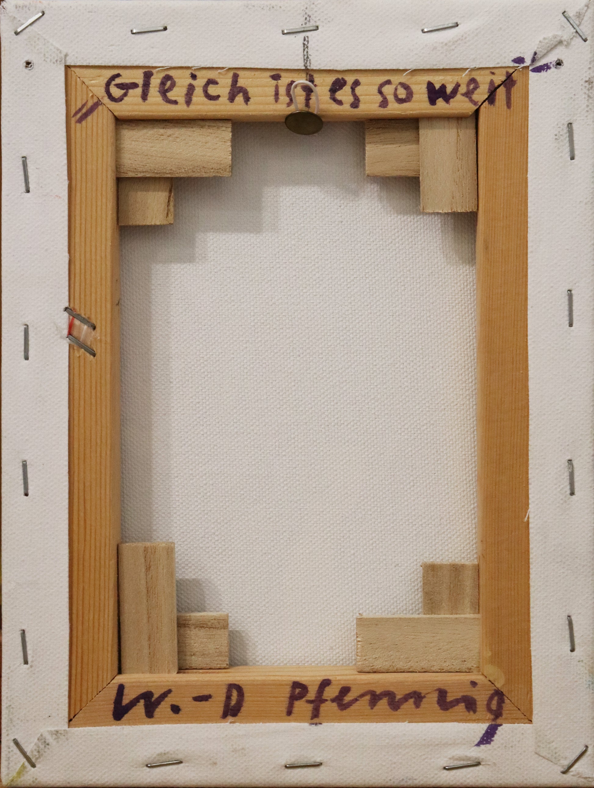 Original Acrylmalerei von Wolf-Dieter-Pfennig, Titel „Gleich ist es soweit“   – Ansicht der Rückseite der Leinwand mit Titel und Signatur auf Rahmen geschrieben. Acryl  auf Leinwand, signiert, erhältlich bei Galerie Waldbach, What the Artist Made