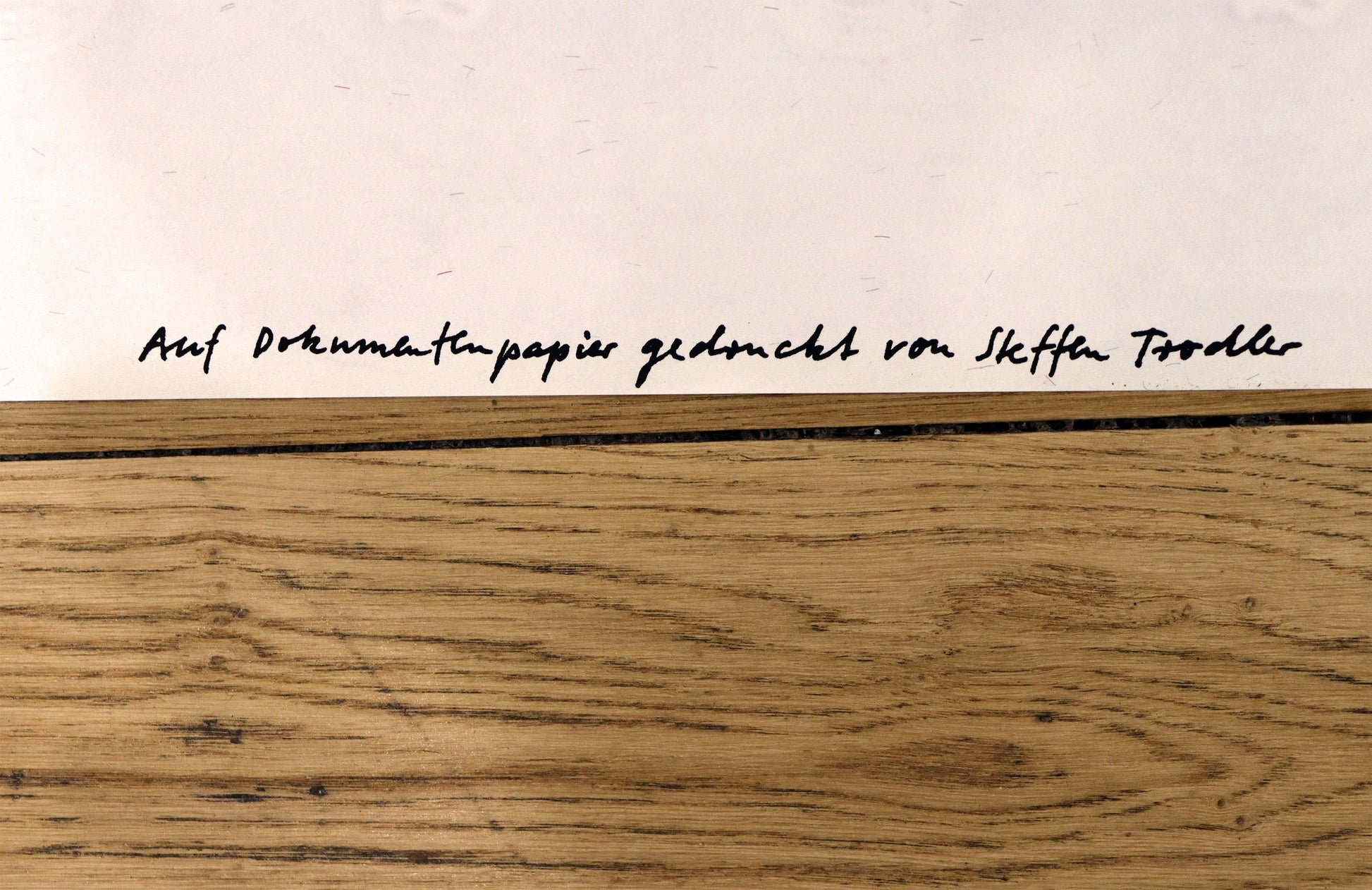 Druck Edition Trodler, von Wolf-Dieter Pfennig, Titel „Akt - liegend“ – Detailaufnahme der Signatur von Trodler am Bildrand „Auf Dokumentenpapier gedruckt von Steffen Trodler“, in schwarz, Galerie Waldbach - What The Artist Made