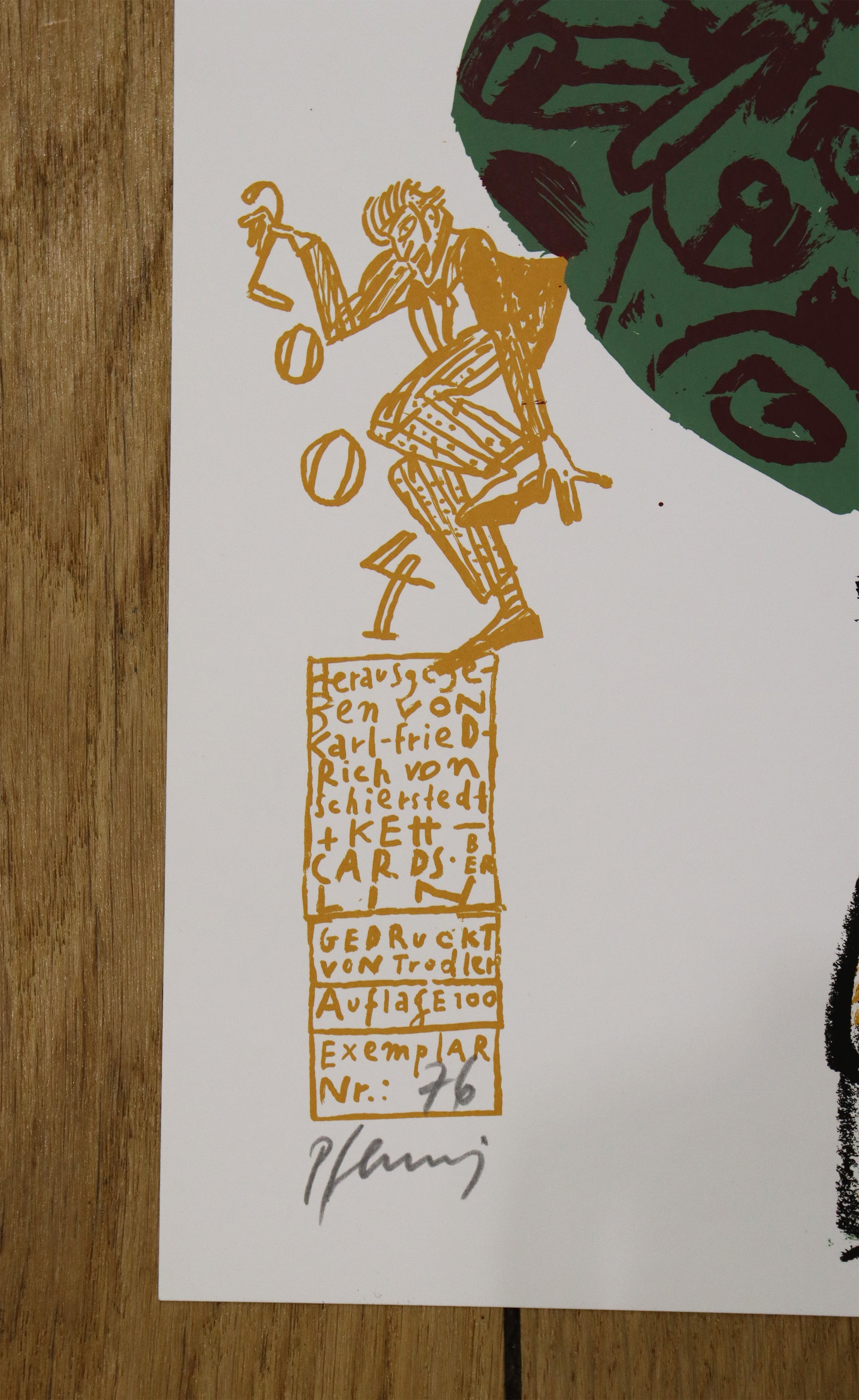Druck Edition Trodler, von Wolf-Dieter Pfennig, Titel „Akt mit Dudelsackspieler“ – Detailaufnahme der Vignette von Trodler und Exemplarnummer, in ockergelb und Originalsignatur von Pfennig, Galerie Waldbach - What The Artist Made