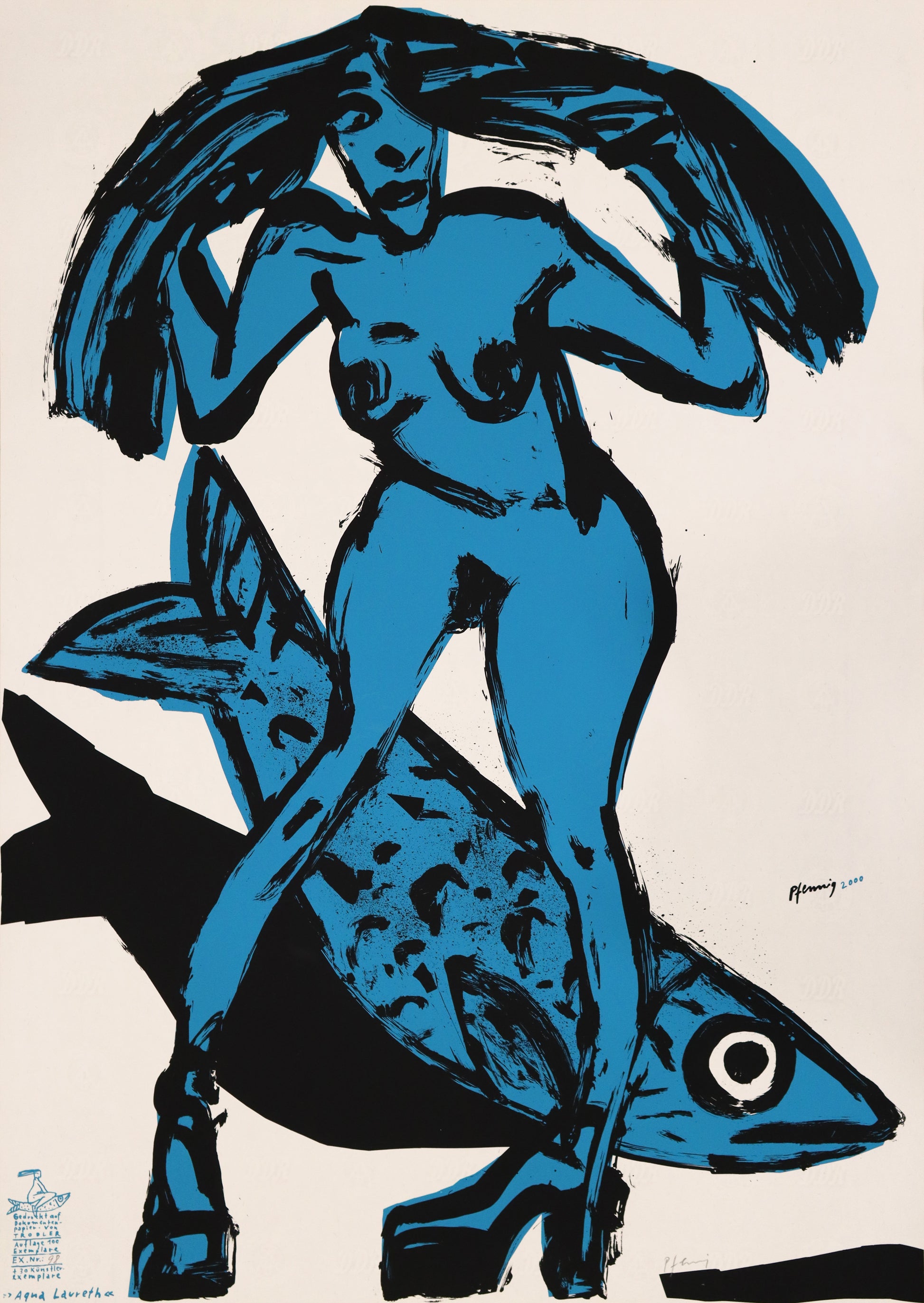 Druck Edition Trodler, von Wolf-Dieter Pfennig, Titel „Aqua Laureth“ – expressives Porträt einer Frau als Akt auf Absatzschuhen und Fisch im Hintergrund, blau und schwarz, unten links Signatur Trodler, unten rechts Original Signatur Pfennig, erhältlich bei Galerie Waldbach - What The Artist Made 