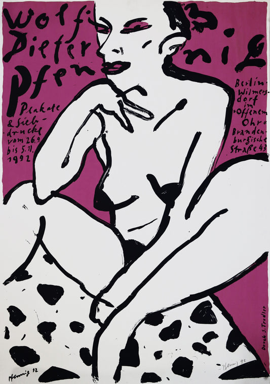 Druck Edition Trodler, von Wolf-Dieter Pfennig, Titel „Ausstellung 92“ – expressive Darstellung sitzender weiblicher Akt, Kopf auf Hand gestützt, um die Frau herum Informationen zur Ausstellung Pfennig,  Hintergrund in Magenta, Akt  in weiß und schwarz, erhältlich bei Galerie Waldbach - What The Artist Made 