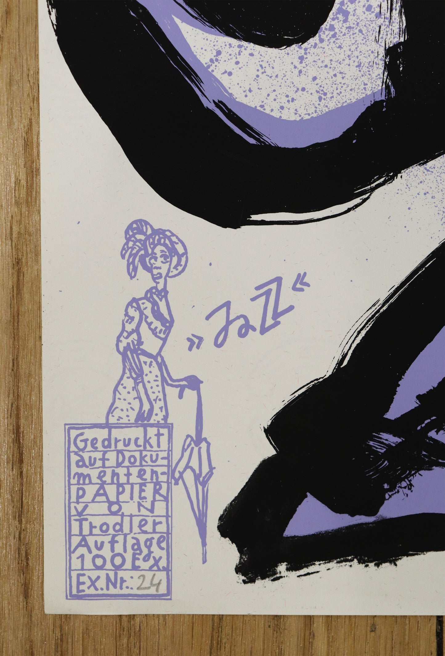 Druck Edition Trodler, von Wolf-Dieter Pfennig, Titel „Jazz“ – Detailaufnahme der Vignette von Trodler und Exemplarnummer, in hellem Violett, Galerie Waldbach - What The Artist Made