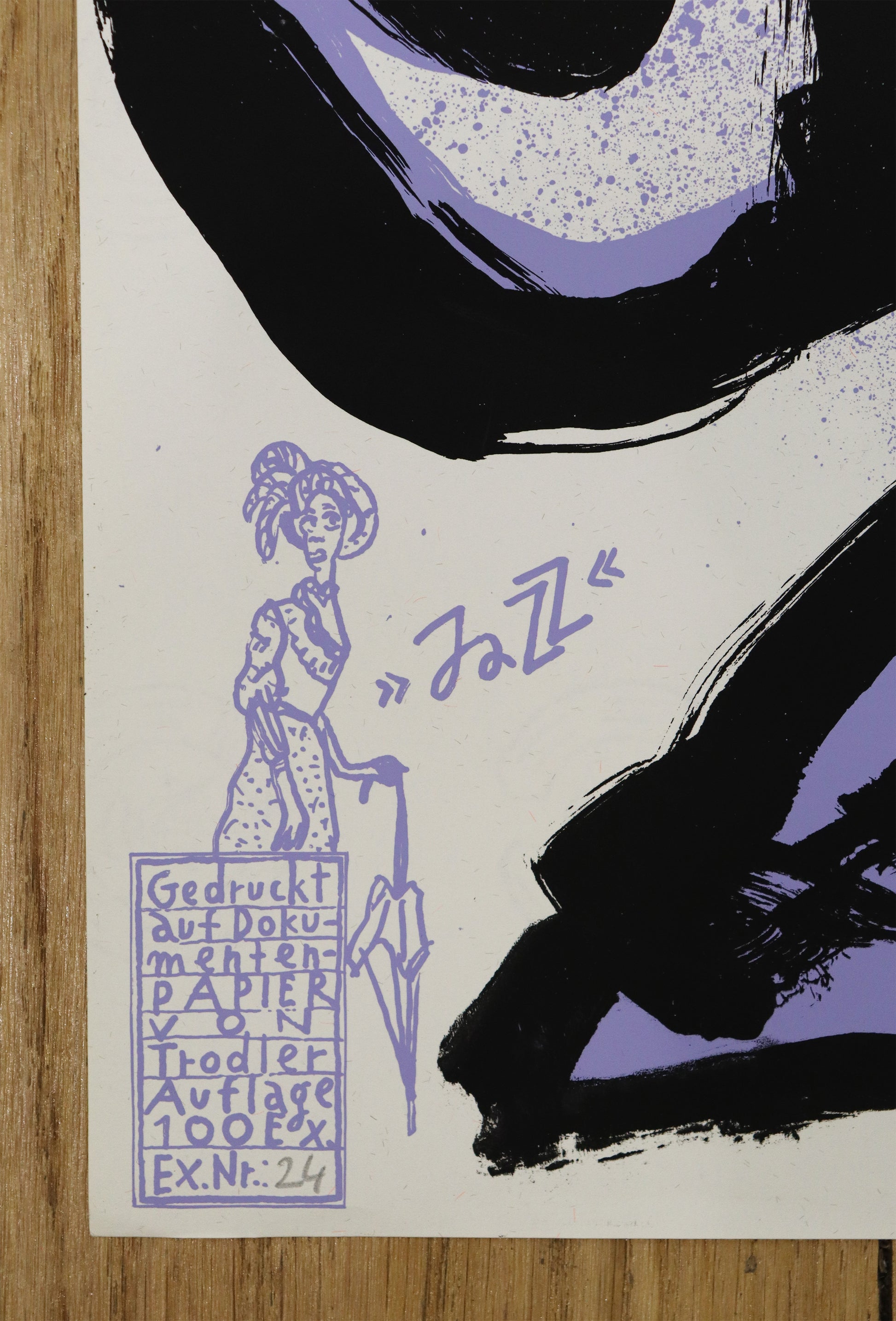 Druck Edition Trodler, von Wolf-Dieter Pfennig, Titel „Jazz“ – Detailaufnahme der Vignette von Trodler und Exemplarnummer, in hellem Violett, Galerie Waldbach - What The Artist Made