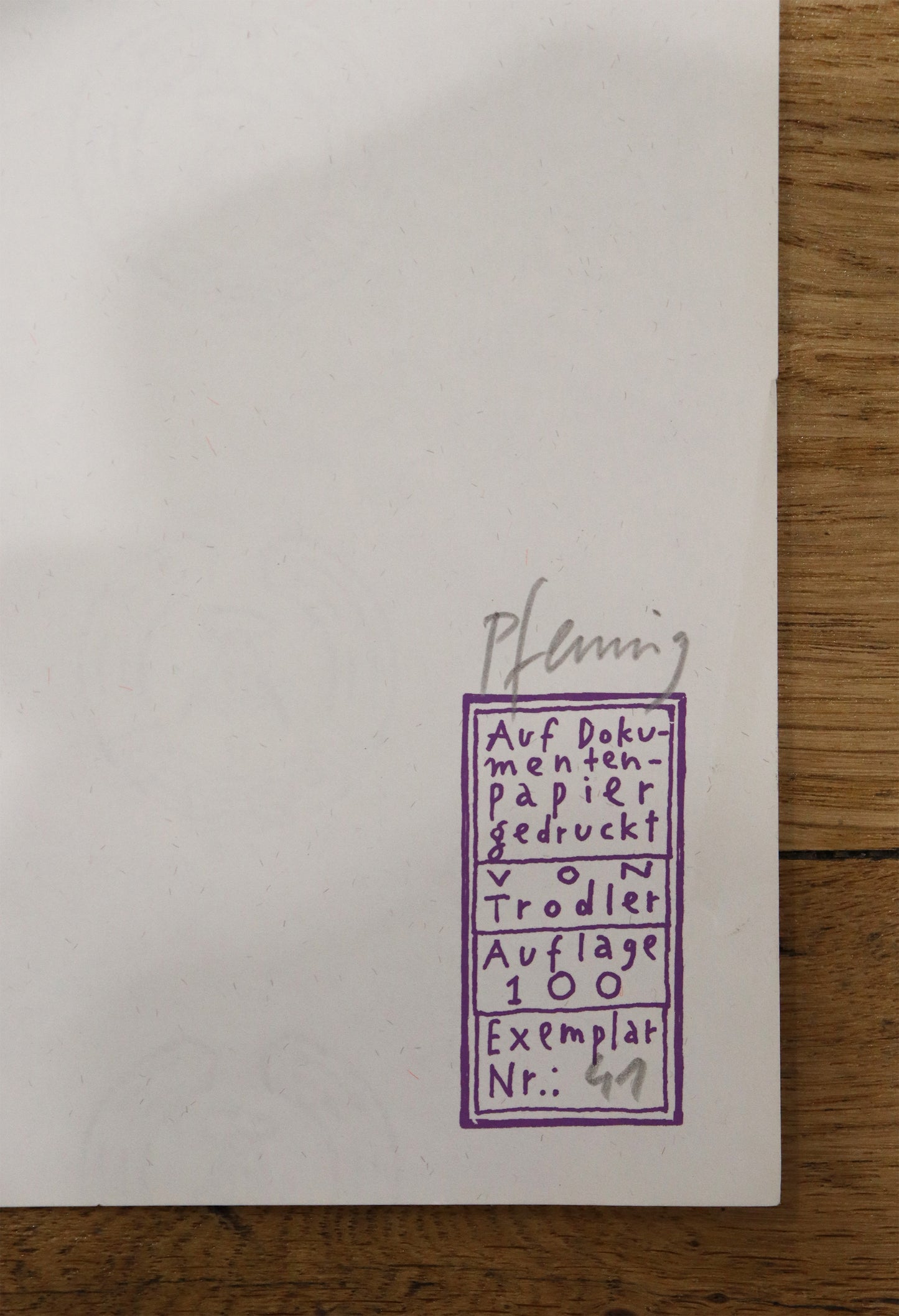 Druck Edition Trodler, von Wolf-Dieter Pfennig, Titel „Katzen,violett“ – Detailaufnahme der Vignette von Trodler und Exemplarnummer, in violett, und Original Signatur Pfennig, Galerie Waldbach - What The Artist Made