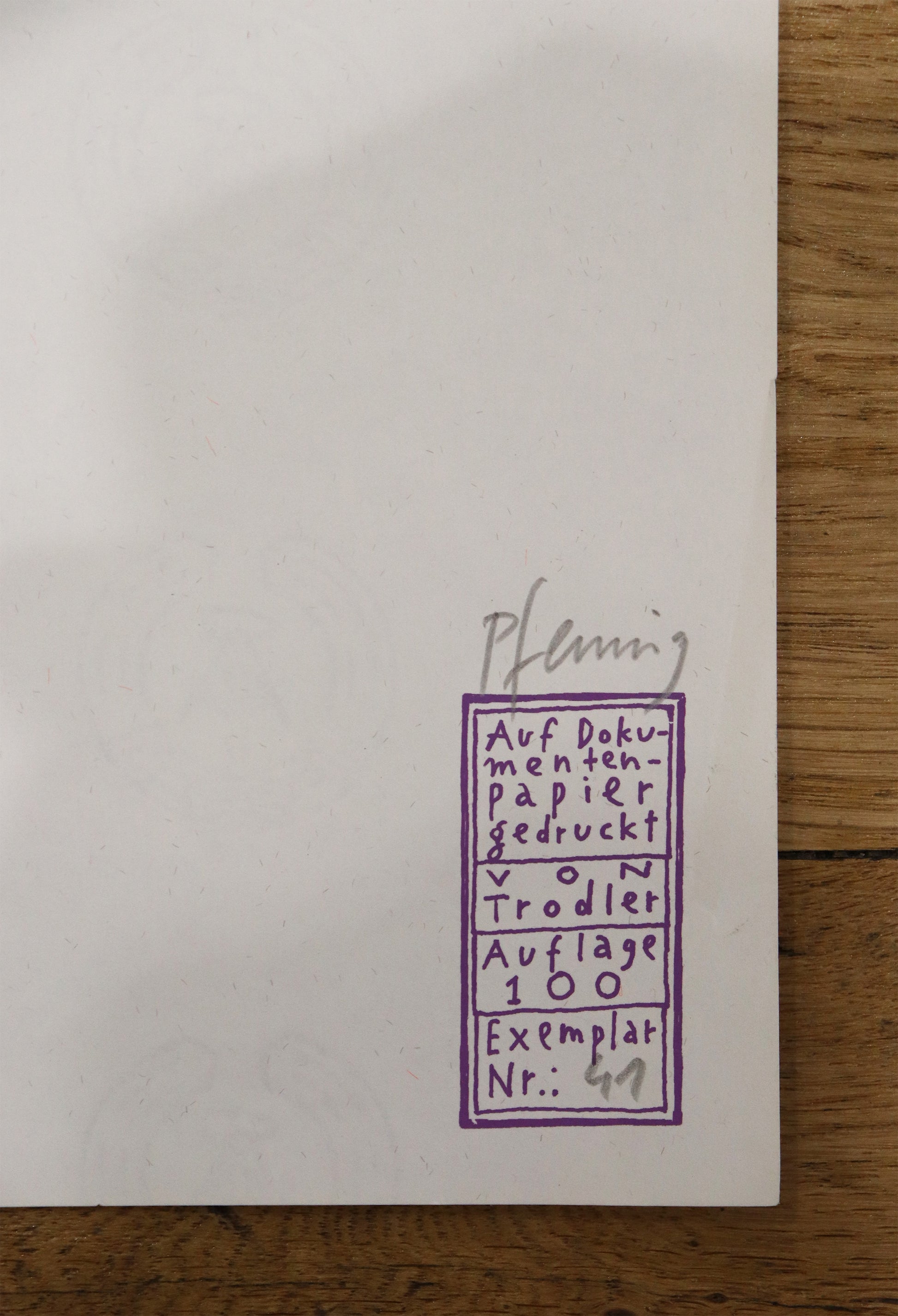 Druck Edition Trodler, von Wolf-Dieter Pfennig, Titel „Katzen,violett“ – Detailaufnahme der Vignette von Trodler und Exemplarnummer, in violett, und Original Signatur Pfennig, Galerie Waldbach - What The Artist Made