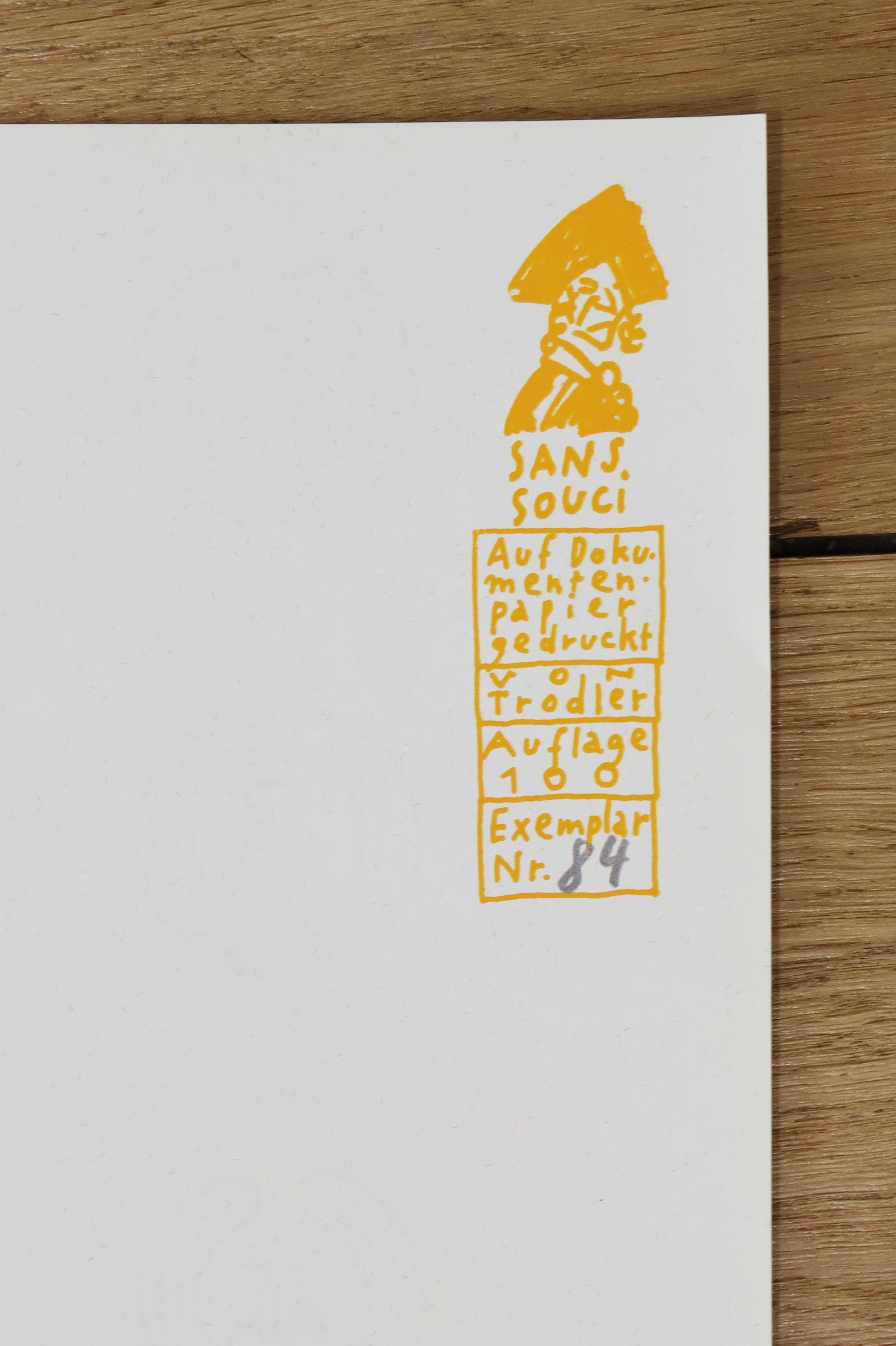Druck Edition Trodler, von Wolf-Dieter Pfennig, Titel „Sanssouci“ – Detailaufnahme der Vignette von Trodler mit Friedrich II und Exemplar-Nummer, in gelb-orange, Galerie Waldbach - What The Artist Made